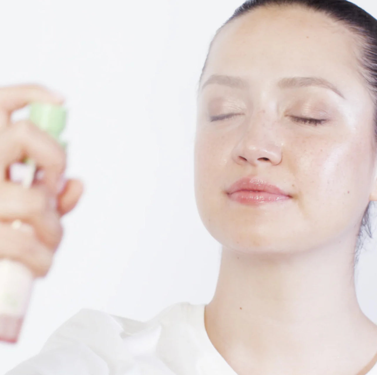 PIXI Hello Kitty Makeup Fixing Mist Rose Water & Green Tea مست مثبت للمكياج من بيكسي