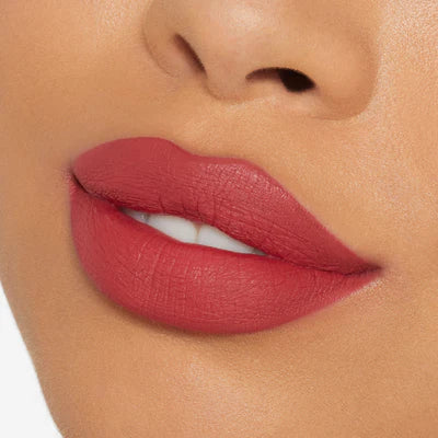 KYLIE JENNER Matte Lipstick & Lip Liner مجموعة أحمر الشفاه من كايلي جينير
