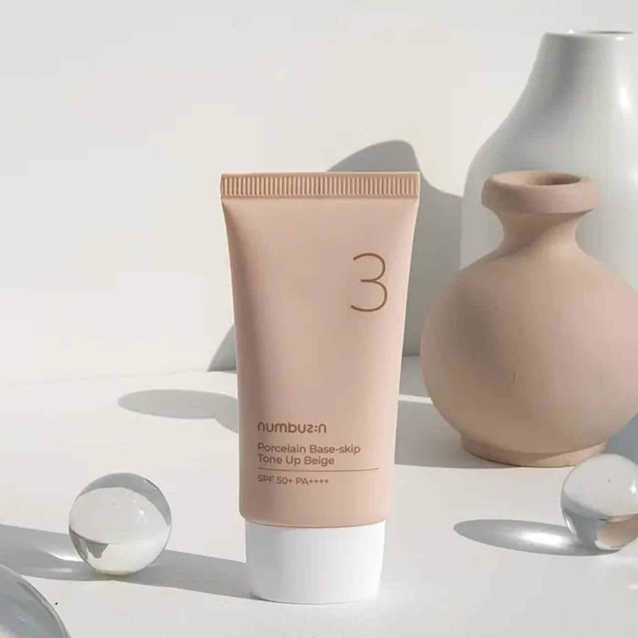 NUMBUZIN 3 Porcelain Base Skip Tone Up Beige SPF 50+ PA++++ كريم واقي الشمس مع تون اب للتفتيح الفوري من نمبوزين