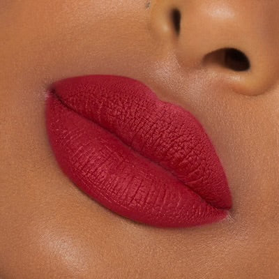 KYLIE JENNER Matte Lipstick & Lip Liner مجموعة أحمر الشفاه من كايلي جينير