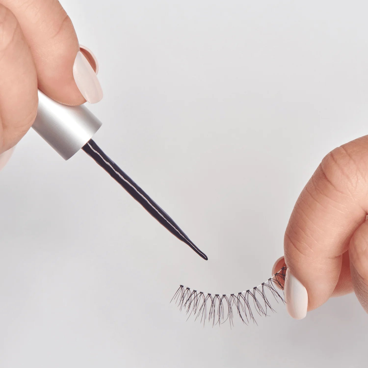 KISS SuperStick 5 Day Stay Strip Waterproof Lash Adhesive - Black لاصق الرموش باللون الاسود