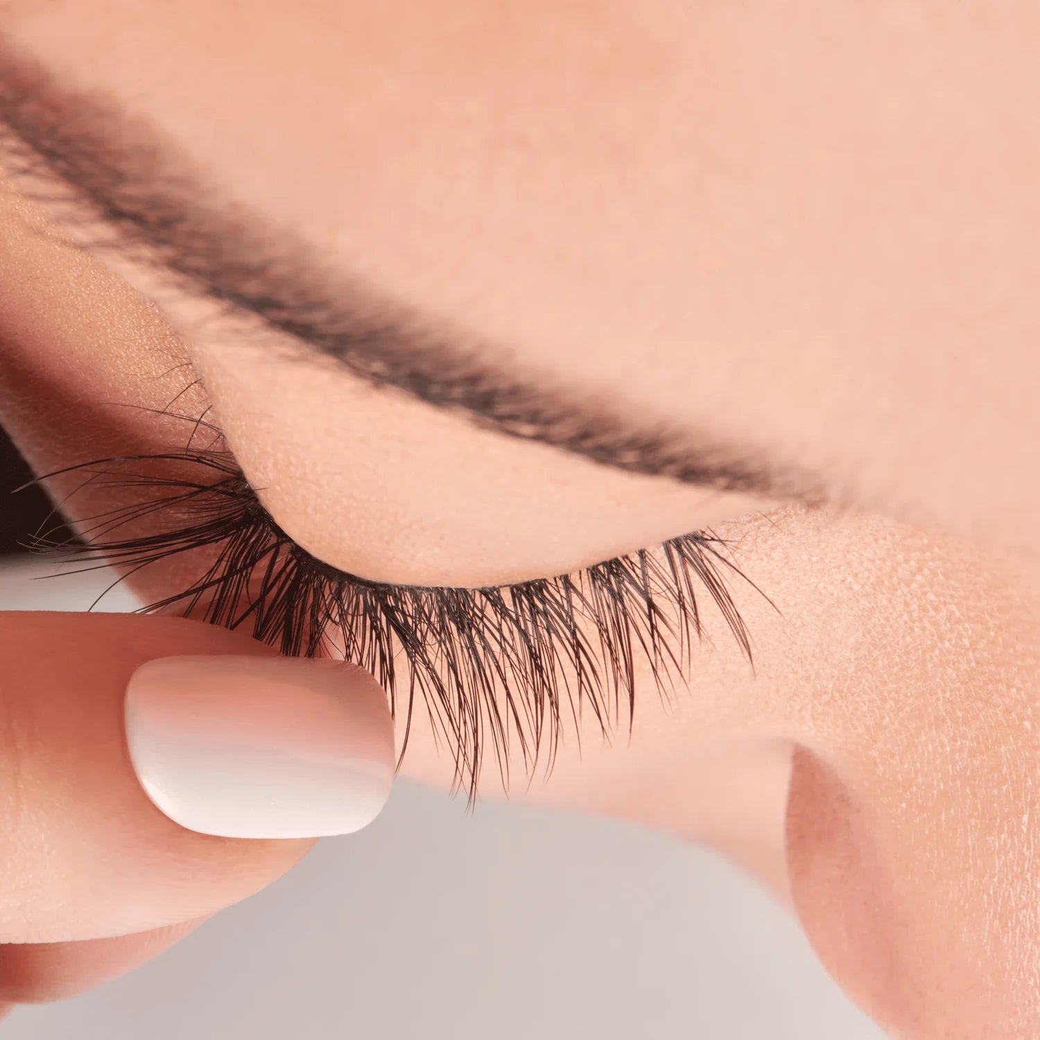 KISS SuperStick 5 Day Stay Strip Waterproof Lash Adhesive - Black لاصق الرموش باللون الاسود